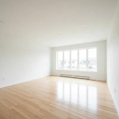 Leerer Neubau-Raum mit glänzendem Parkettboden nach Endreinigung